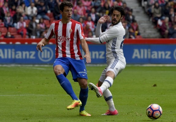 Vega, jugador del Athletic , junto a Isco