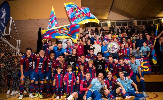 El equipo del Levante UD FS celebra la permanencia junto a su afición