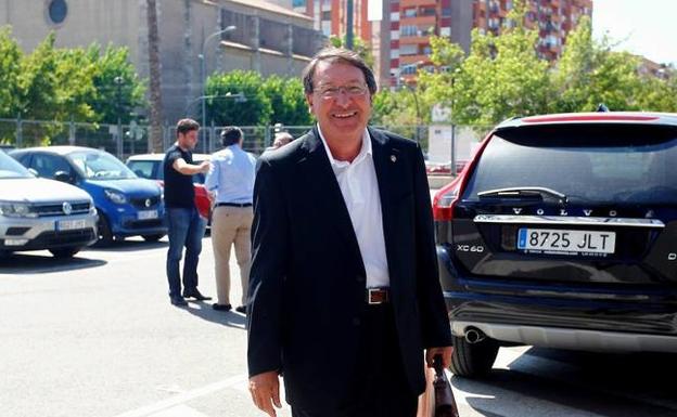 Vicente Furio en el parking del Ciutat de València