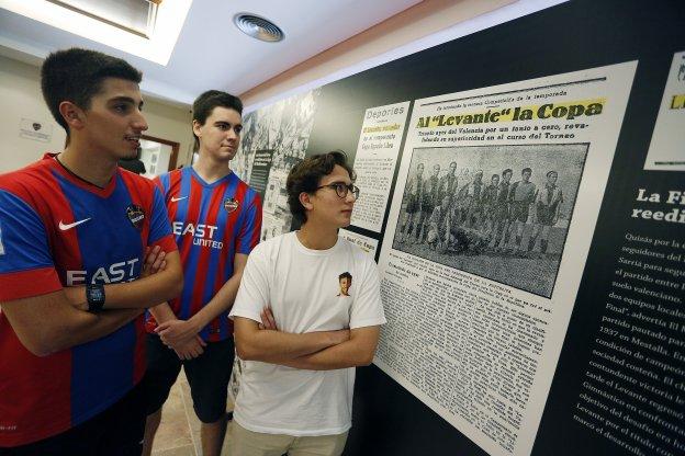 Martín Gonzalvo, José Ramírez y Tomás Vidal, en la exposición conmemorativa del 80 aniversario de la Copa de la República