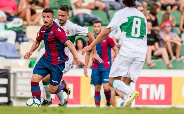 Bardhi durante el partido amistoso ante el Elche CF