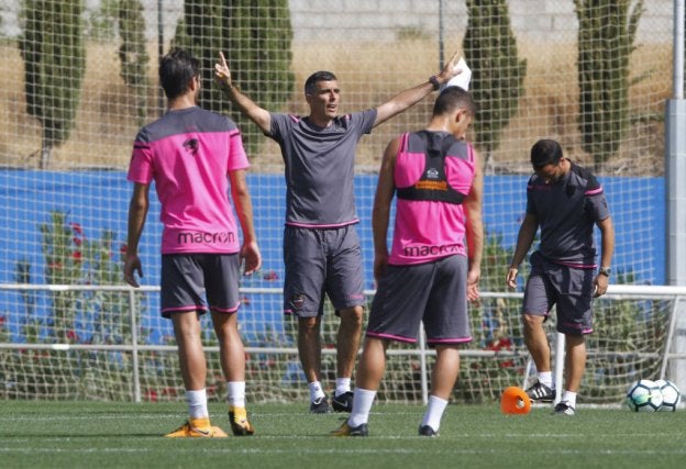 Muñiz da indicaciones a los jugadores durante un entrenamiento del Levante en Buñol.
