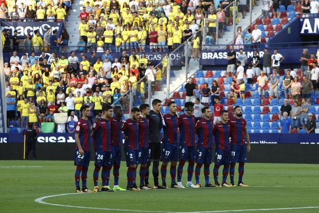 Los jugadores del Levante, en el minuto de silencio que se guardó antes del encuentro.