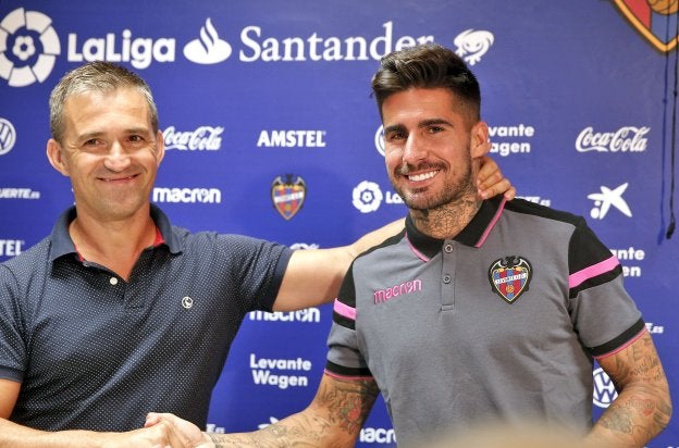 Tito saluda a Samu García durante la presentación del futbolista.