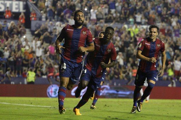 Ivi, perseguido por Boateng y Toño, en la celebración del gol del empate.