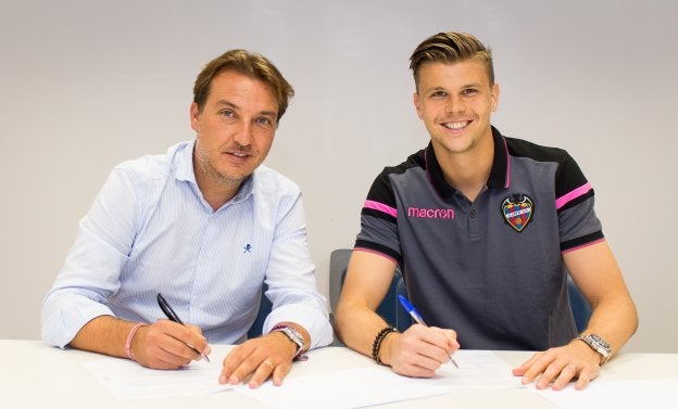 Catalán, ayer junto a Langerak firmando el contrato.