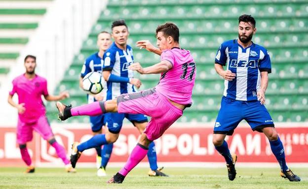 Alex Alegría golpea el balón en un encuentro con el Alavés.