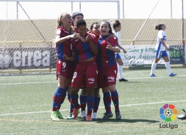Las jugadoras del Levante celebran un gol. / laliga