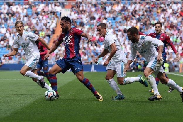 Ivi, entre varios jugadores del Real Madrid. / EFE/Kiko Huesca