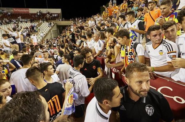 Curro Torres y los jugadores recibieron al final el cariño de la afición valencianista