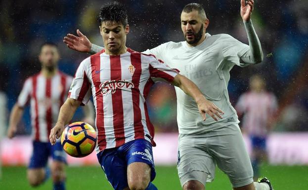 Jorge Meré ante la presencia de Benzema