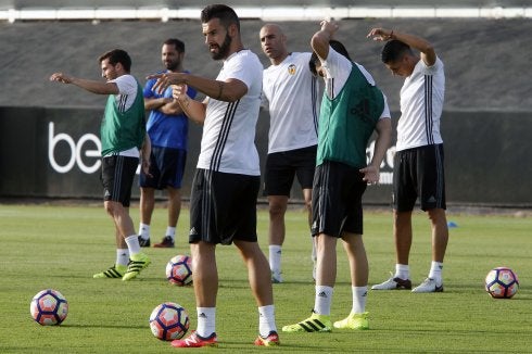 Negredo y Abdennour, haciendo ejercicios el verano pasado.