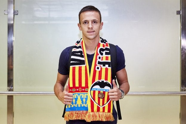 Nemanja Maksimovic, en la terminal de Manises
