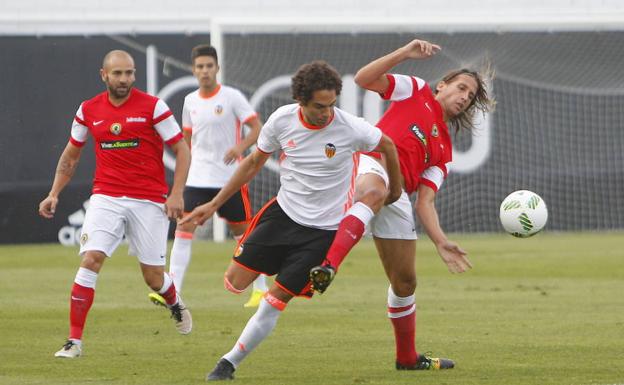 Quim Araujo lucha por el balón con un jugador del Hércules