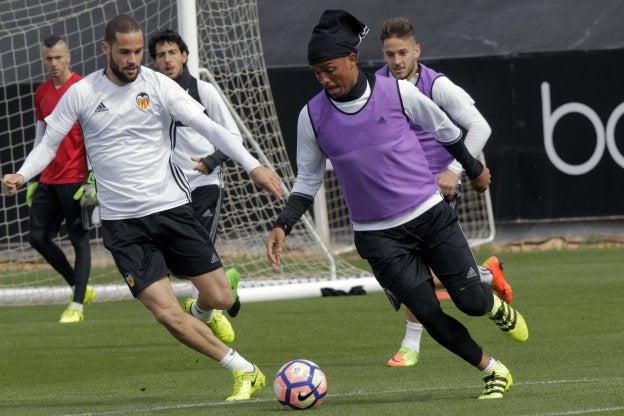 Aderllan Santos conduce el balón ante Mario Suárez