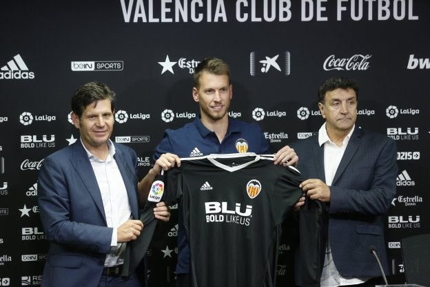 Mateo Alemany y José Ramón Alesanco flanquean a Neto durante su presentación como jugador del Valencia.