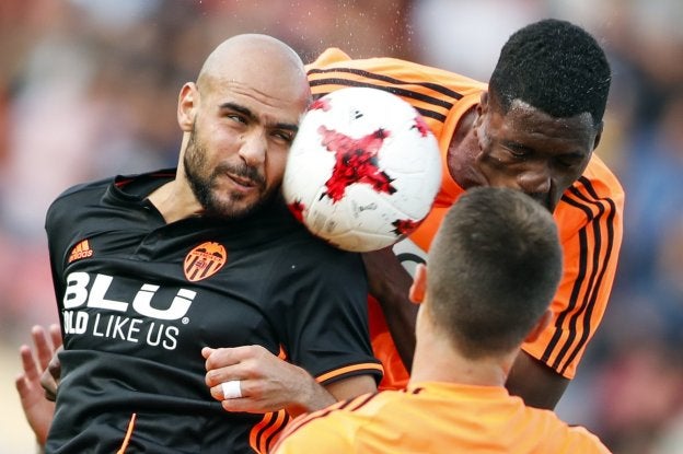 Zaza intenta el remate de cabeza ante Elton Monteiro.