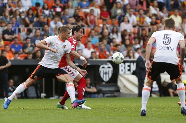Zotko pelea un balón en el partido de promoción contra el Murcia