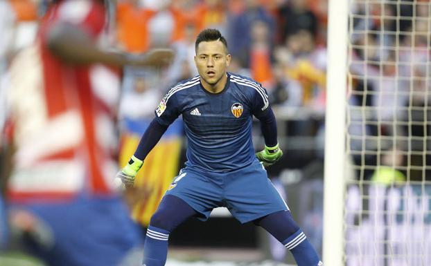 Diego Alves, en un partido con el Valencia CF.