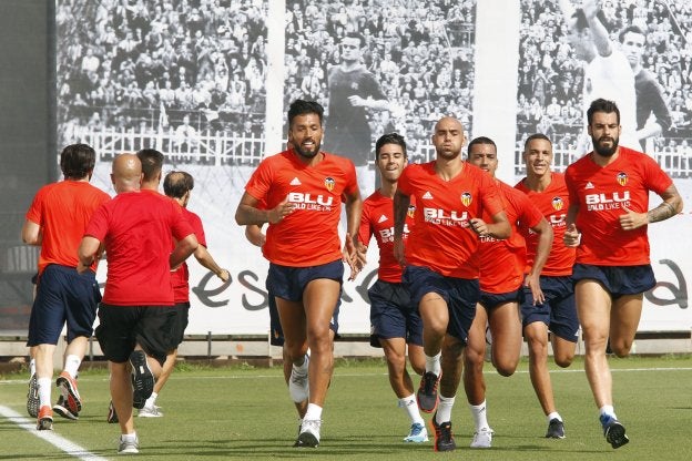 Garay encabeza el grupo en uno de los entrenamientos del Valencia.