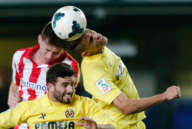 Gabriel Paulista despeja el balón con la cabeza en un partido contra el Athletic, cuando militaba en el Villarreal