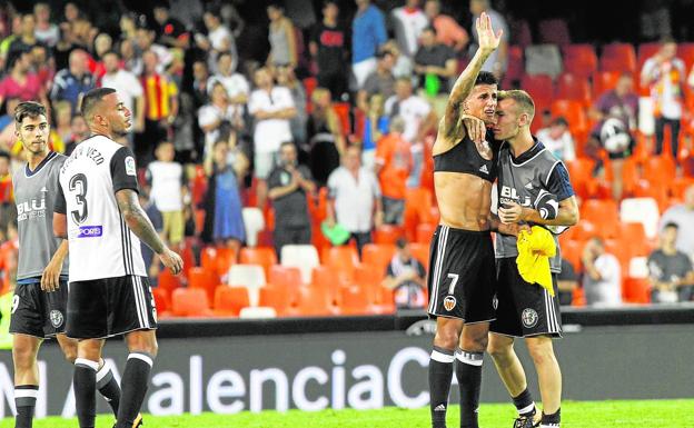 Lato trata de consolar a Cancelo, que se despidió entre lágrimas.