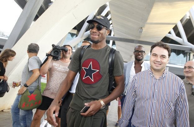 Kondogbia, ayer por la tarde nada más aterrizar en Valencia.