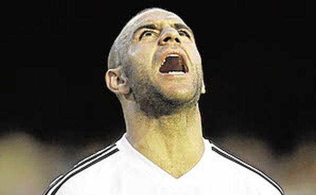 Aymen Abdennour, durante un encuentro con el Valencia CF.