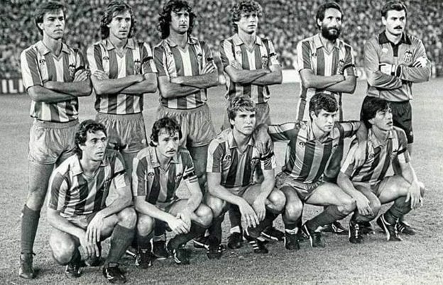 El once. El Valencia formó con César, Arias, Kempes, Tendillo, Castellanos y Manzanedo (de pie desde la izquierda); Aliaga, Saura, Robert, Serrat y Urruti (agachados).