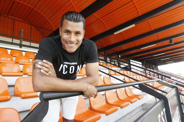 Jeison Murillo posa para el fotógrafo en la tribuna del Antonio Puchades tras el entrenamiento.