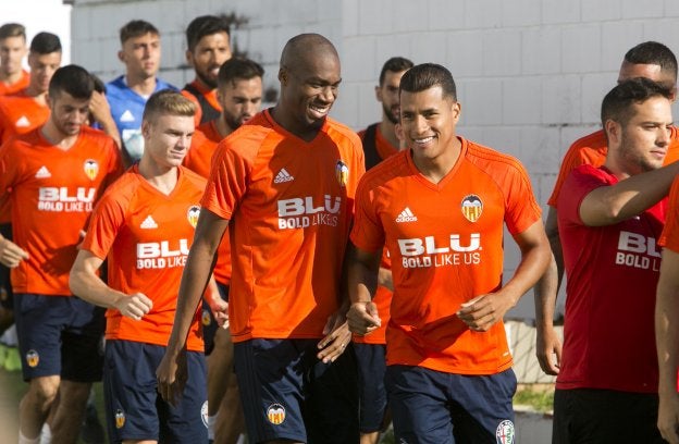 Murillo y Kondogbia, encabezando el grupo en un entrenamiento de esta semana.