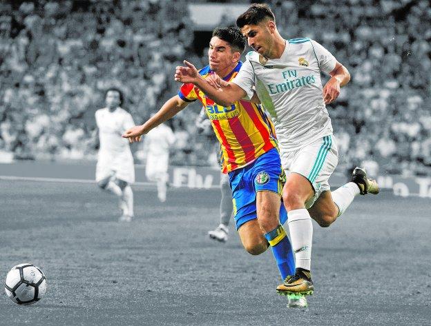 Soler y Asensio pugnan en el Bernabéu. :: AFP/