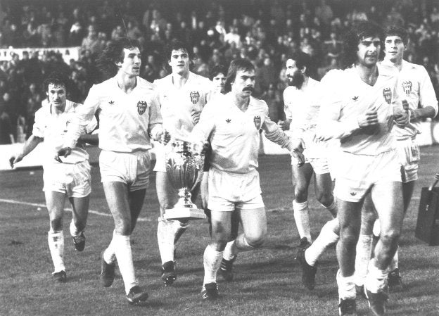 Arias y Cerveró, con la Supercopa de Europa que el Valencia conquistó en diciembre de 1980.