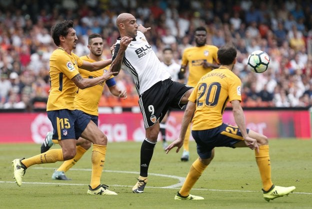 Zaza intenta llevarse el balón rodeado por Savic, Juanfran y Koke.