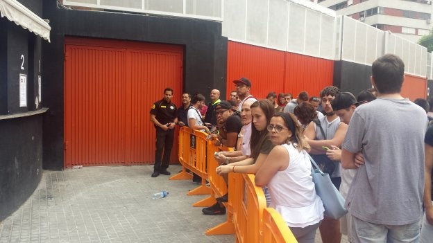 Uno de los últimos aficionados que pudieron tener entrada aguarda su turno.