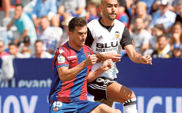 Portigo pugna con Zaza, durante el encuentro de ayer.