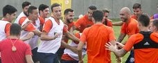Los jugadores del Valencia durante uno de los entrenamientos de esta temporada en la ciudad deportiva de Paterna. / DAMIÁN TORRES