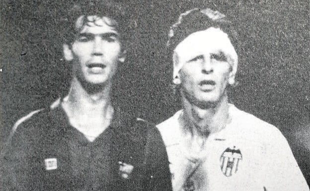 Bossio con la cabeza vendada, junto a Gerardo en el Camp Nou./Manuel Lloret