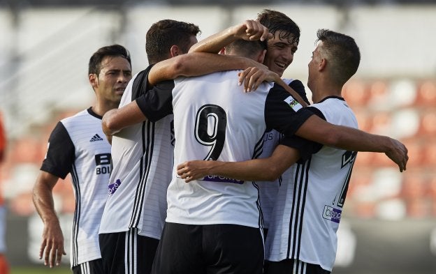 Los jugadores del Mestalla celebran uno de los goles. / iván arlandis/vcf