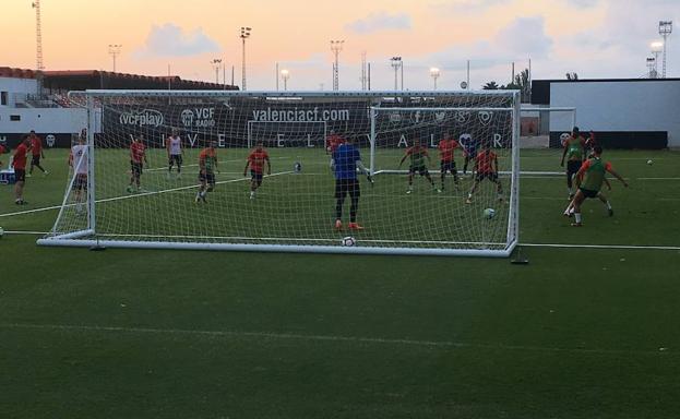 Entrenamiento del Valencia CF./Lourdes Martí