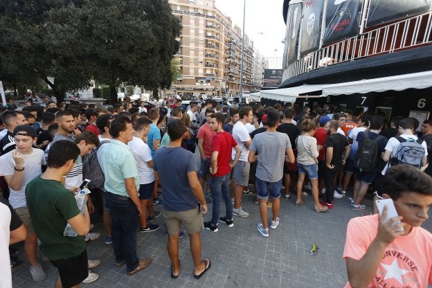 Los aficionados del Valencia, montando colas en Mestalla. / jesús signes