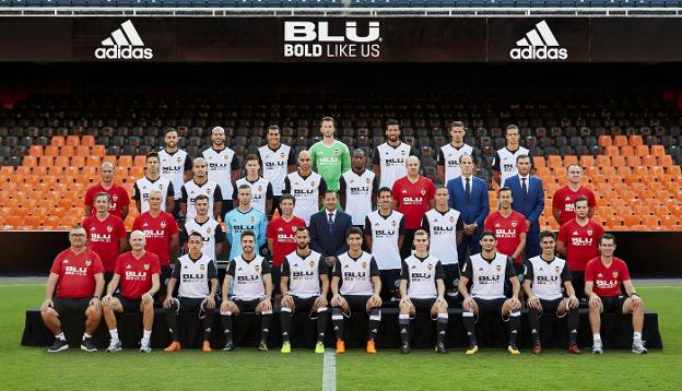 El Valencia posa en el césped de Mestalla para la fotografía oficial de la 2017-2018. / vcf/lázaro de la peña