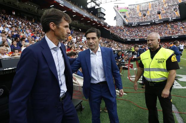 Ziganda y Marcelino se saludan antes del partido. / manuel molines
