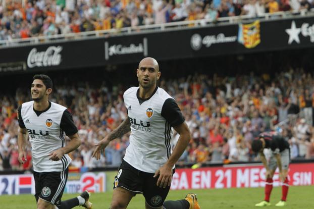 Guedes y Zaza celebran el gol del italiano en el partido contra el Athletic. / Manuel Molines