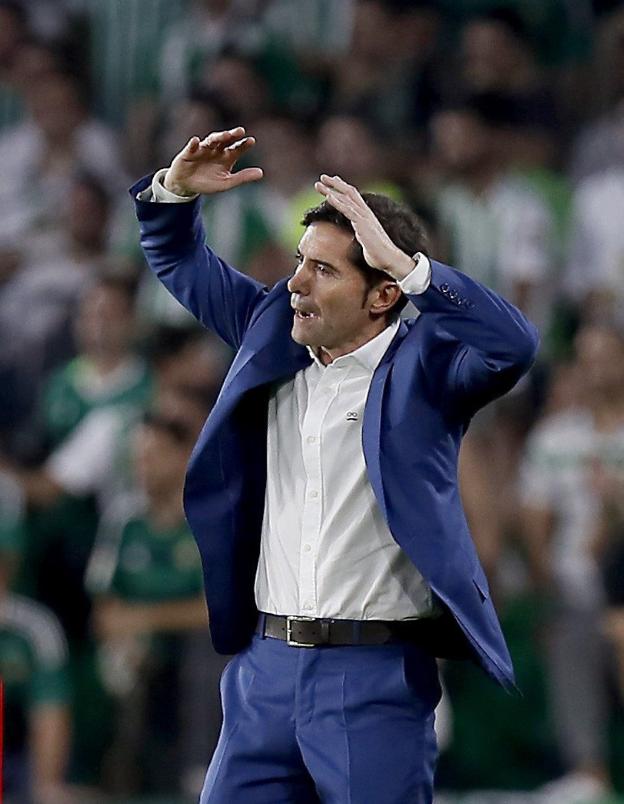 Marcelino gesticula durante el partido. / EFE/Jose Manuel Vidal.