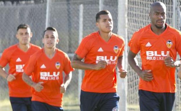 Orellena, durante un entrenamiento con el Valencia CF./Damián Torres
