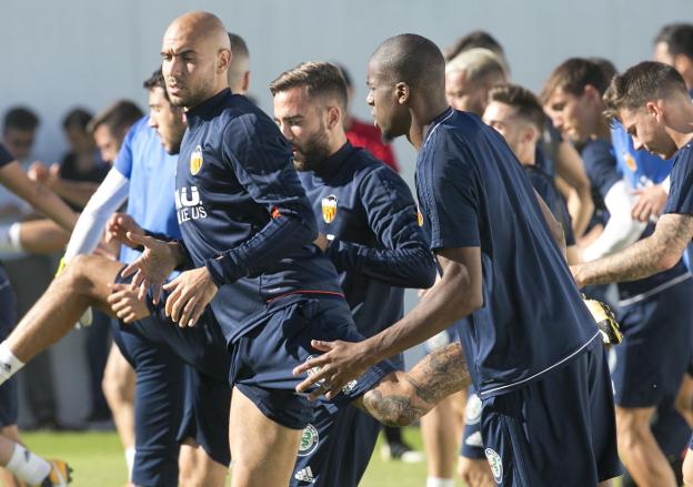 Robert Ibáñez, Zaza y Kondogbia, durante el entrenamiento de ayer en la ciudad deportiva./DAMIÁN TORRES