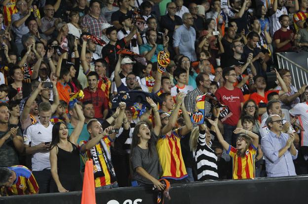 Aficionados de Mestalla, celebrando uno de los cuatro goles de su equipo. / MANUEL MOLINES