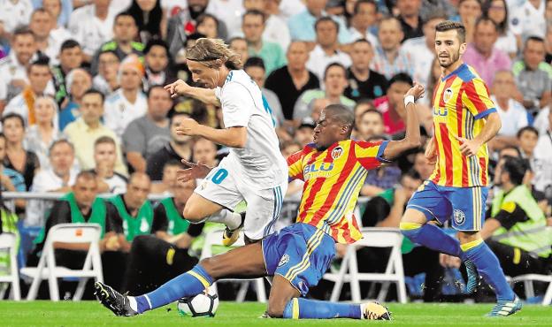 Kondogbia arrebata el balón a Modric en el partido que se jugó en el Bernabéu. / efe