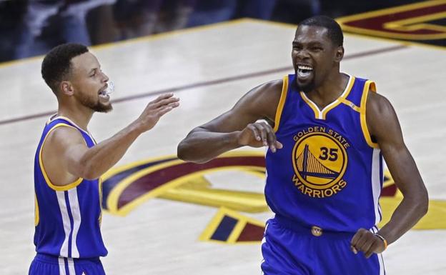 Kevin Durant (d) y Stephen Curry.